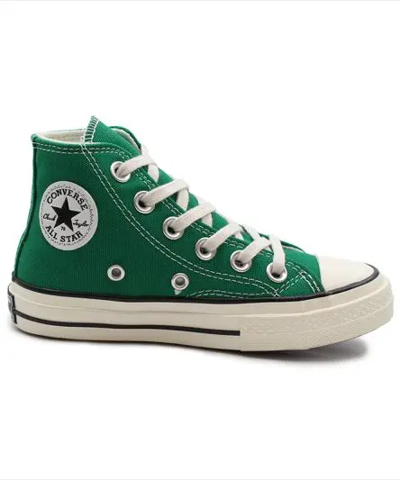 کانورس سبزبچه گانه ساق بلند، با طراحی خاص و رنگ دلنشین خود، می تواند یک انتخاب ایده آل برای استفاده روزمره یا فعالیت های ورزشی سبک باشد.