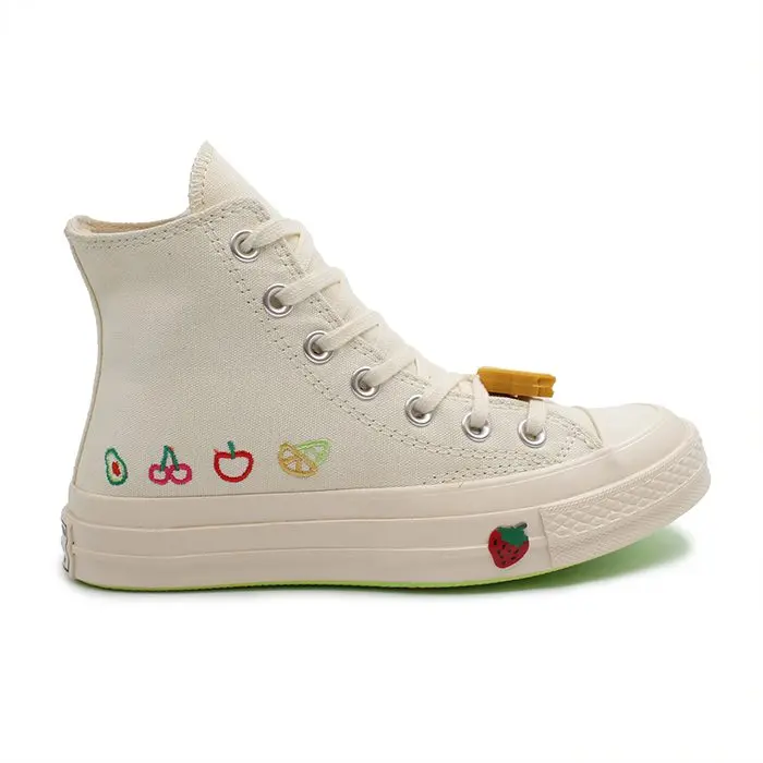 کانورس طرحدار میوه زنانه ساق بلند، با نقش و نگارهایی الهام گرفته از میوه های رنگارنگ، گزینه ای فوق العاده برای بانوان خوش سلیقه ای است.