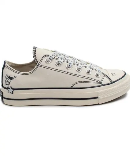 کانورس طرحدار سفید کوتاه، گزینه‌ای ایده‌آل برای افرادی است که در پی ترکیبی از راحتی و زیبایی در یک کفش می‌گردند.