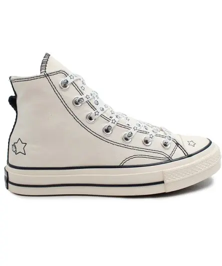 کانورس طرحدار سفید ساق بلند، گزینهای ایدهآل برای افرادی است که در پی ترکیبی از راحتی و زیبایی در یک کفش میگردند.