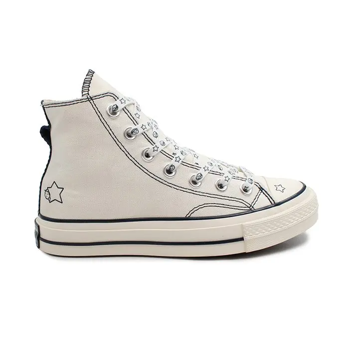 کانورس طرحدار سفید ساق بلند، گزینه‌ای ایده‌آل برای افرادی است که در پی ترکیبی از راحتی و زیبایی در یک کفش می‌گردند.