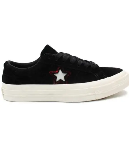 کانورس وان استار مشکی سفید کوتاه زنانه، به دلیل سبکی و راحتی، برای پیاده‌روی‌های طولانی و انجام کارهای روزانه بسیار مناسب است.