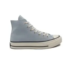 کانورس چاک آبی پاستیلی ساق بلند، یک انتخاب فوق‌العاده برای کسانی است که به دنبال ترکیبی از سبک کلاسیک و مدرن در کفش‌های کتانی خود هستند.