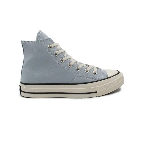 کانورس چاک آبی پاستیلی ساق بلند، یک انتخاب فوق‌العاده برای کسانی است که به دنبال ترکیبی از سبک کلاسیک و مدرن در کفش‌های کتانی خود هستند.