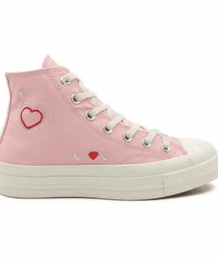 کانورس زنانه صورتی طرح قلب ساق بلند، یک انتخاب ایده‌آل برای خانم‌هایی است که به دنبال کفشی شیک، راحت و با ظاهری منحصربه‌فرد هستند.