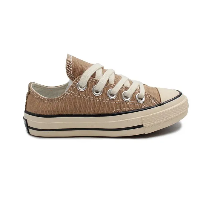 کانورس بچه گانه 1970خاکی کوتاه، به عنوان یک کفش ورزشی بسیار محبوب و پرطرفدار برای کودکان در آن دوره زمانی شناخته می شدند.