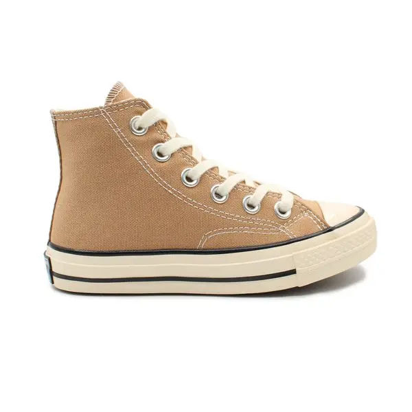 کانورس1970 بچه گانه خاکی ساق بلند، انتخاب عالی برای استفاده روزمره در فعالیت‌های مختلف به شمار می‌روند. رنگ این کفش‌ به راحتی با انواع لباس‌ها ست می‌شود.