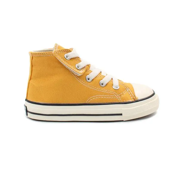 کفش کانورس بچه گانه زردساق بلند، یک انتخاب عالی برای فرزند شما، این کفش به طور خاص برای کودکان طراحی شده و با در نظر گرفتن نیازهای آنها تولید شده است.