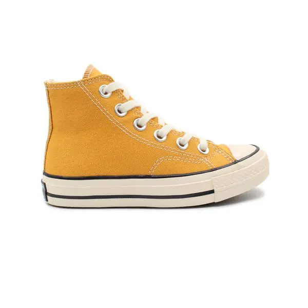 کانورس1970 بچه گانه ساق بلند زرد، انتخابی ایده آل و بی نهایت دوست داشتنی برای کودکانی است که به خوش پوشی و شیک بودن اهمیت می دهند.