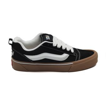 کفش پوتیتومشکی | کفش Vans Potato مشکی با طراحی الهام گرفته از دهه 90، دارای زبان پفی، نوار جانبی سه‌بعدی و رویه جیر مقاوم است. این کفش با زیره لاستیک ولکانیزه و راحتی بالا، مناسب استفاده روزمره و استایل‌های کژوآل است.