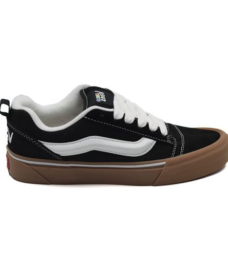 کفش پوتیتومشکی | کفش Vans Potato مشکی با طراحی الهام گرفته از دهه 90، دارای زبان پفی، نوار جانبی سه‌بعدی و رویه جیر مقاوم است. این کفش با زیره لاستیک ولکانیزه و راحتی بالا، مناسب استفاده روزمره و استایل‌های کژوآل است.