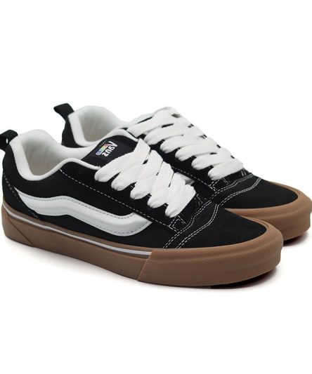 کفش ونس پوتیتومشکی | کفش Vans Potato مشکی با طراحی الهام گرفته از دهه 90، دارای زبان پفی، نوار جانبی سه‌بعدی و رویه جیر مقاوم است. این کفش با زیره لاستیک ولکانیزه و راحتی بالا، مناسب استفاده روزمره و استایل‌های کژوآل است.