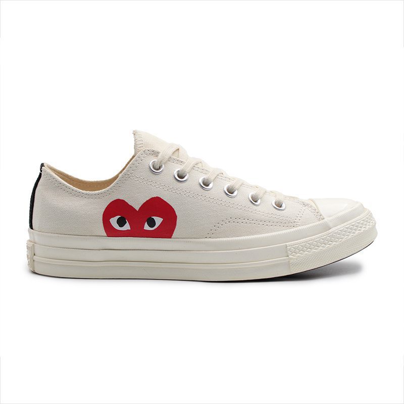 کانورس کرم طرح دار کوتاه (پلی)، از برندهای محبوب و معروف کفش‌های اسپرت و به دلیل طراحی ساده، همواره مورد توجه جوانان و علاقه‌مندان به مد میباشد.