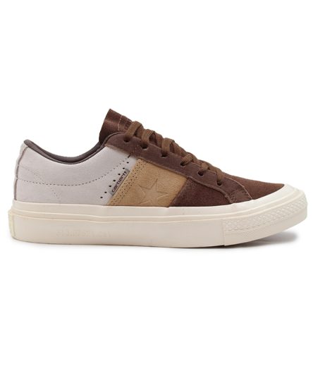 کانورس وان استار قهوه ای ساق کوتاه، یک کفش اسپرت کلاسیک و محبوب است که به دلیل طراحی ساده و شیک خود، همواره مورد توجه بوده است.