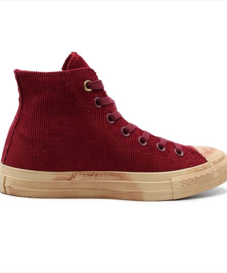 کانورس چاک تیلور ونکا زرشکی ساق بلند، یکی از نسخه‌های خاص محدود با الهام از ویلی ونکا، این کفش ترکیبی از طراحی کلاسیک و المان‌های فانتزی را ارائه می‌دهد.