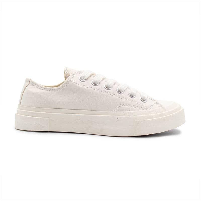 کانورس کرم کوتاه کلاسیک دبو، یکی از مدل‌های محبوب برند کانورس است که با طراحی ساده و رنگ خنثی، انتخابی مناسب برای استایل‌های مختلف محسوب می‌شود. 