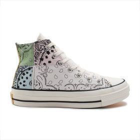 کانورس چاک70طرحدار ساق بلند(باندانا)، یکی از مدلهای خاص که با طراحی منحصربهفرد خود، توجه علاقهمندان به استایلهای خیابانی و فشن را جلب کرده است.