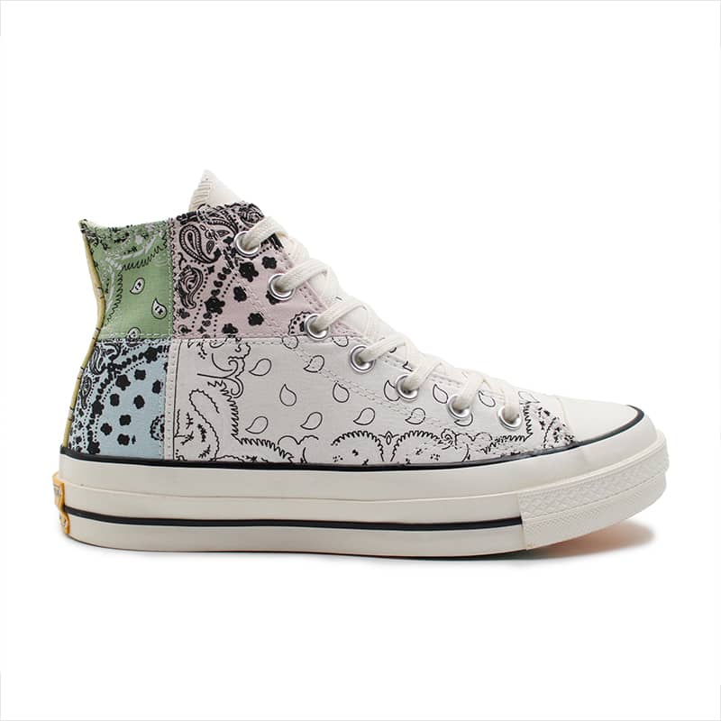 کانورس چاک70طرحدار ساق بلند(باندانا)، یکی از مدل‌های خاص که با طراحی منحصربه‌فرد خود، توجه علاقه‌مندان به استایل‌های خیابانی و فشن را جلب کرده است.