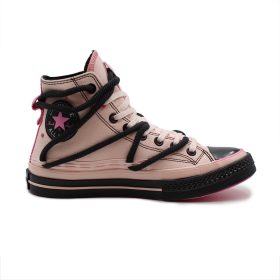 کانورس صورتی لژ مشکی زنانه، ترکیبی جذاب از رنگ شاد صورتی که ظاهری مدرن، دخترانه و در عین حال با کنتراست قوی ایجاد میکند که توجه را به خود جلب میکند.