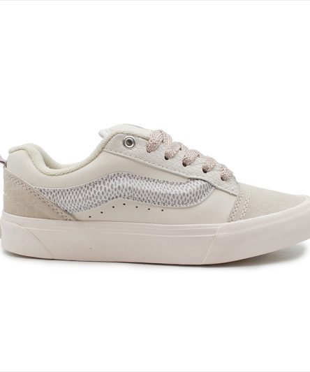 کفش ونس کرم طرح دار-کانواسکول، ترکیبی از طراحی کلاسیک و مدرن است که با رنگ کرم ملایم و طراحی هنری یا گرافیکی، جلوهای خاص به استایل روزمره میبخشد.