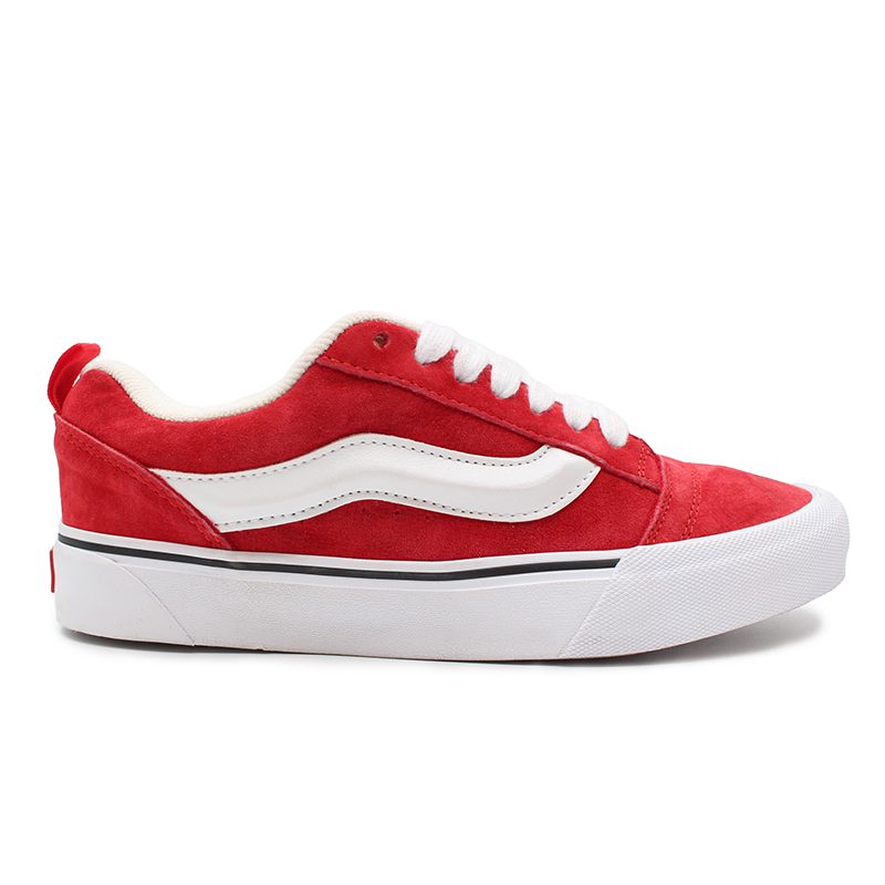 کفش ونس قرمز کانواسکول، طراحی منحصربه‌فرد و کیفیت ساخت بالا آن را به یک همراه ایده‌آل برای فعالیت‌های روزمره و ماجراجویی‌های غیررسمی تبدیل کرده است.