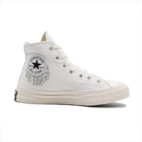 کانورس کرم روشن طرحدار ساق بلند، ترکیبی از استایل کلاسیک و طراحیهای مدرن میباشد که هم برای استفاده روزمره و هم برای استایلهای خاص مناسباند.