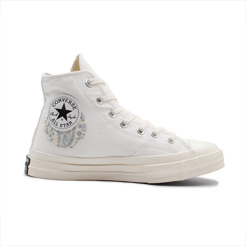 کانورس کرم روشن طرحدار ساق بلند، ترکیبی از استایل کلاسیک و طراحی‌های مدرن میباشد که هم برای استفاده روزمره و هم برای استایل‌های خاص مناسب‌اند.