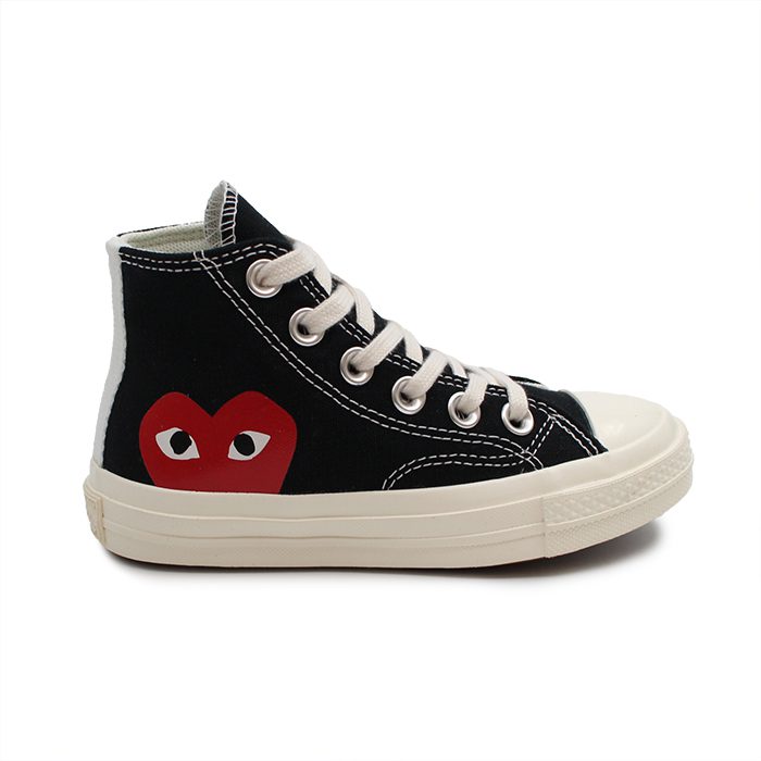 کانورس بچه گانه مشکی طرح دار ساق بلند، با بهره‌گیری از طراحی فوق‌العاده زیبا به شکلی هنرمندانه با سبک و استایل کودکانه فرزند شما هماهنگی پیدا می‌کند.