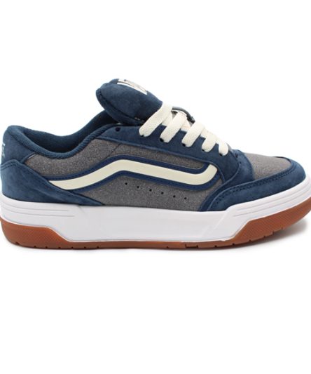 کفش ونس طوسی سرمه ای، با تلفیقی هنرمندانه از رنگهای طوسی و سرمهای، گزینهای ایدهآل و امروزی برای استفاده در فعالیتهای روزمره شما به شمار میرود.